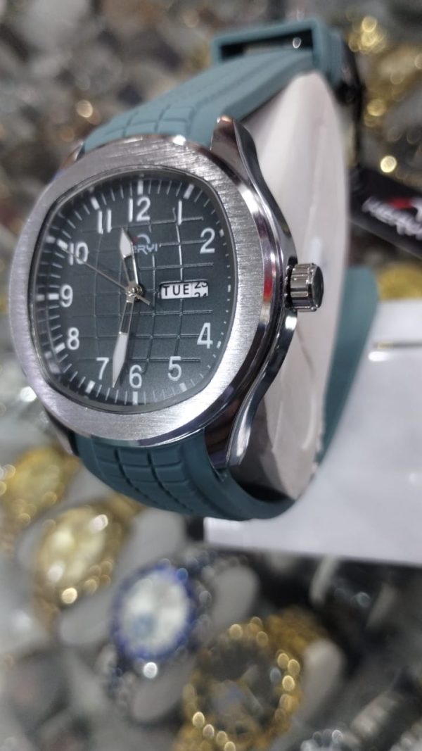 Heryi Men’s Watch With Silicone Strap Day And Date Function Analog